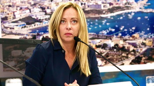 Fermiamoli a casa loro. Migranti, Meloni convince l'Europa
