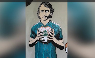 Mancini con le mani sporche di sangue: il murales che brutalizza l'ex ct azzurro | GUARDA