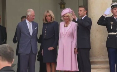 Re Carlo III e Camilla in Francia, la calda accoglienza di Macron