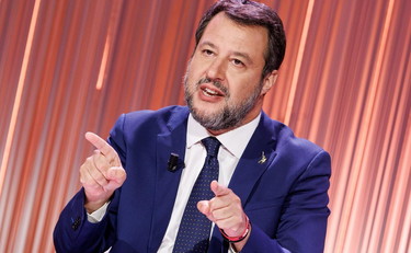 Li fermeremo con ogni mezzo necessario: Matteo Salvini scuote l'Europa