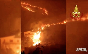 Case e terreni devastati dagli incendi: la morsa del fuoco è impressionante | GUARDA