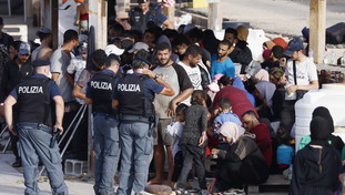 Gli elettori del Pd temono l'emergenza migranti: il sondaggio che sbugiarda Schlein