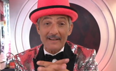 Non la capiscono. Qualcuno le spieghi il Pd: bordata di Fiorello a Schlein