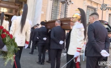 La politica sfila in Senato per rendere omaggio a Napolitano | GUARDA