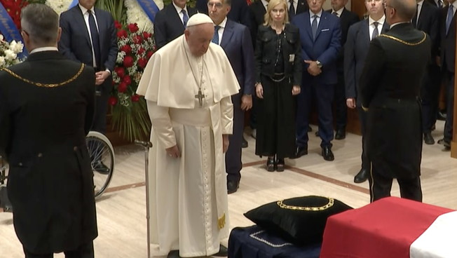 Papa Francesco sorprende tutti, il gesto alla camera ardente per Napolitano