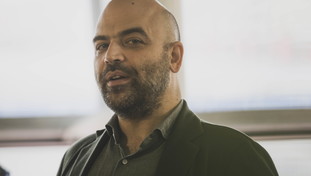 “Utili idioti e farneticazioni”. Saviano e Versace mandano in bestia Sallusti