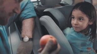 Lo spot di Esselunga manda in tilt la sinistra: politica spaccata