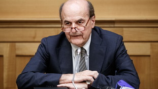 “Un pezzo di sistema...”. Lagna di Bersani sul complottone anti-Schlein