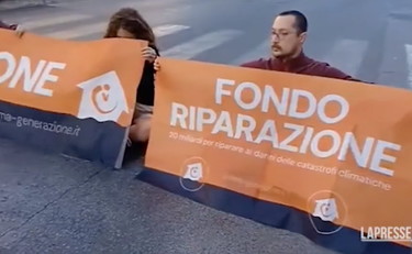 Gli eco-vandali tornano a bloccare le strade di Roma: trascinati via a forza | GUARDA