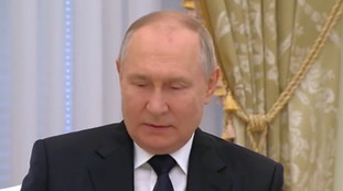 Il sosia: il dettaglio che non sfugge. Putin celebra la Russia ma è giallo | GUARDA