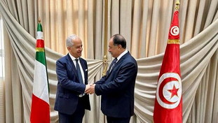 La Tunisia fa il doppio gioco sui migranti e tira la corda con l'Ue