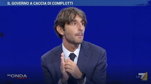 Non detta lui la linea. Così Donzelli travolge Gianfranco Fini