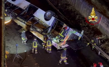 Bus cade dal cavalcavia a Mestre, le immagini dei soccorsi