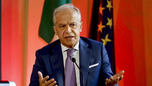 La forza di verità e ragione: il governo non obbedisce più ai diktat stranieri