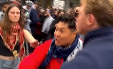 Calpestano la bandiera israeliana, scontri a New York a due passi dall'Onu