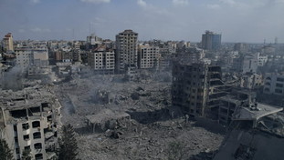 Bombe su Gaza, uccisa la famiglia del capo di Hamas. Israele verso l'attacco