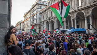 C'è chi fa il tifo per Hamas: “Israele terrorista”. Slogan choc nelle piazze italiane