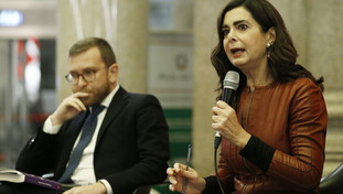 Boldrini sbugiardata, Donzelli la inchioda per la foto col finanziatore di Hamas