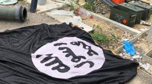 Nel kibbutz spunta la bandiera nera dell'Isis: il messaggio di Hamas