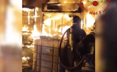 Autobus in fiamme nella rimessa: maxi-rogo e sei mezzi distrutti