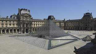Louvre chiuso, scatta l'allarme bomba: massima allerta anti terrorismo | VIDEO