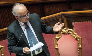 Lampedusa scoppia, il ministro Piantedosi alla Camera