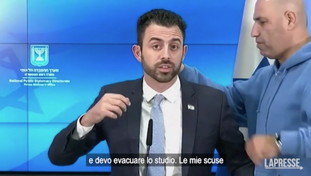 Allarme in diretta mentre parla il portavoce del governo israeliano: caos in tv | GUARDA
