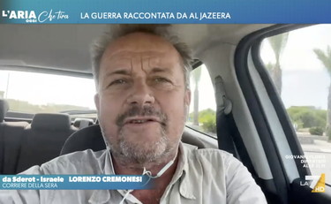 Qui bombardano di brutto. Razzi in diretta tv, panico per l'inviato