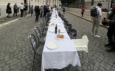 Tavolata con 203 sedie vuote per gli ostaggi di Hamas