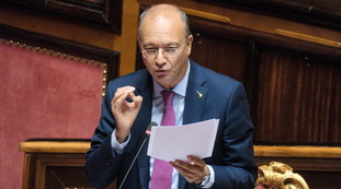 Valditara annuncia agevolazioni per i docenti nelle aree di montagna