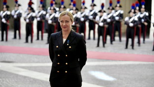 La sinistra prova a cavalcare l'addio a Giambruno, ma i sondaggi premiano Meloni