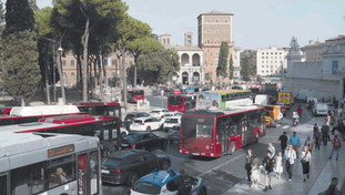 Roma in totale balìa del caos: un disastro dietro l'altro