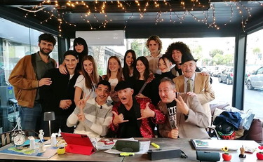 Il titolo sul Pd scatena Fiorello: Ma siete sicuri?. Spuntano i fuorionda di Schlein...