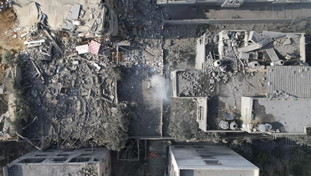 Notte di raid a Gaza e in Siria. Hamas: fermatevi se volete gli ostaggi