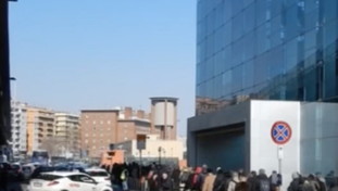 Li fa inginocchiare e gli punta la pistola alla testa: poliziotto fuori servizio crea il panico