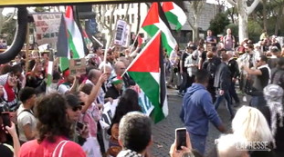Tensione al corteo per la Palestina, strappata la bandiera di Israele
