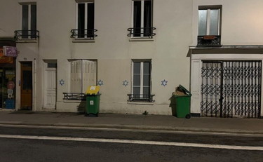 Stelle di David su banche ed edifici. A Parigi il messaggio è inquietante