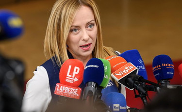 Scherzo a Meloni, cosa le dicono al telefono. Chi sono i due autori