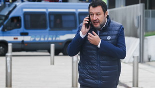 “Salvini deve morire”. La scritta choc a Milano fa indignare