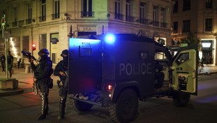 Pugnalate e poi la svastica sulla porta: aggressione choc contro una donna ebrea