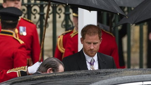 Carlo III compie 75 anni e invita Harry, lui rifiuta: chi c'è dietro