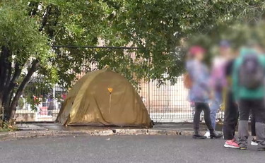 Roma, vergogna senza fine: tende vista Colosseo