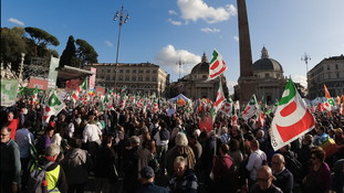 Schlein scende in piazza: cosa spunta nonostante il divieto | VIDEO