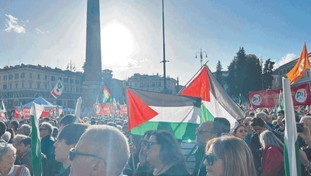 Nella piazza del Pd bandiere della Palestina e slogan pro migranti