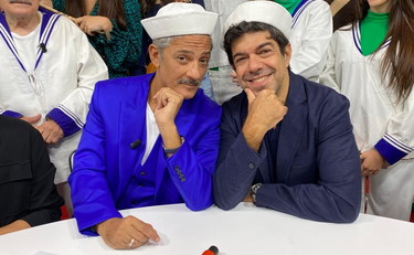 Fiorello manda Favino al semaforo, cosa fa in strada