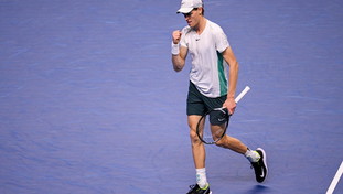 Jannik Sinner, notte da maestro: batte Djokovic e sogna alle Atp Finals