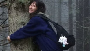 Giulia colpita e caricata in auto sanguinante. Analisi e ricerche: che succede