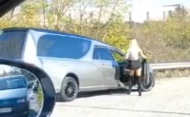 Il carro funebre accosta e carica la squillo, automobilista riprende tutto