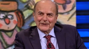 Come se dicessi di avere uno zio prete: show anti-Meloni di Bersani | VIDEO