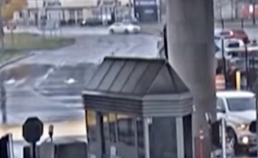 Auto prende il volo poi si schianta: terrore sul ponte tra Stati Uniti e Canada